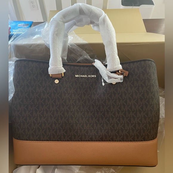 Michael Kors Handbags - Michael Kors Savannah Handbag